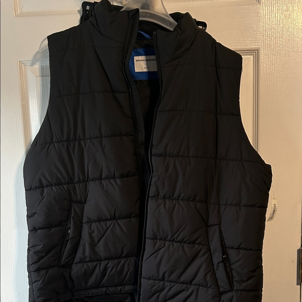 Amazon Essentials Men's Dark Puffer Vest